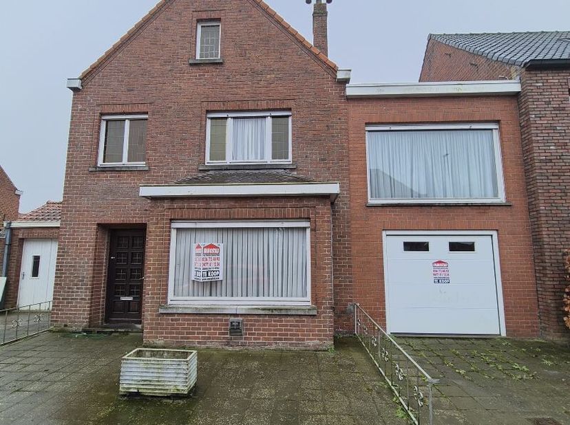 Deze woning is zeer goed gelegen te Werken (Kortemark) met grote tuin en vlakbij centrum, omvattende o.a. op het GELIJKVLOERS: Ruime inkomhal Gastento